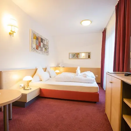 ホテル Amadeus Micheluzzi 4*